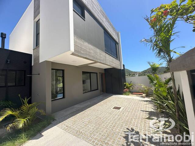 Fachadas brancas da cozinha moderna e espaçosa da casa de campo e